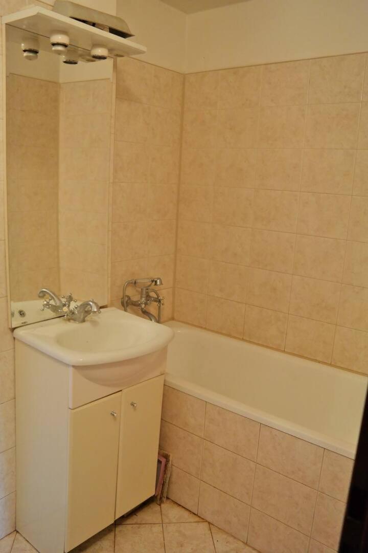 Apartment Trojska Praag Buitenkant foto